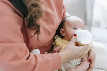 Zakázaná kojenecká výživa se podle inspektorů SZPI znovu objevila v obchodech