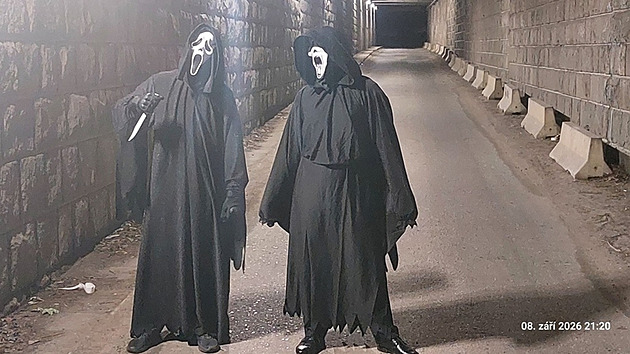 Hororové masky v tmavém tunelu. Fanoušci Vřískotu zaskočili strážníky