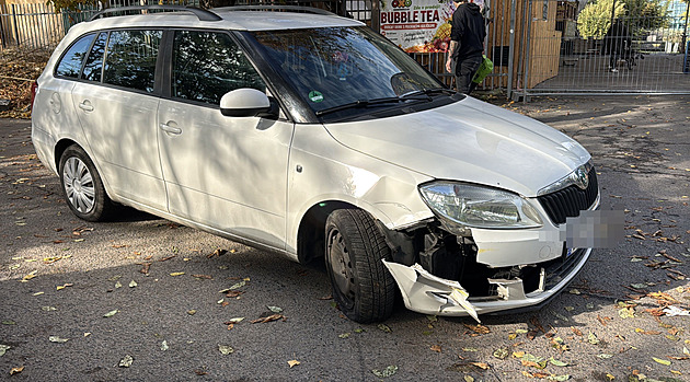 Opilý řidič po bouračce prchal před policií, na sedačce měl lahve s alkoholem