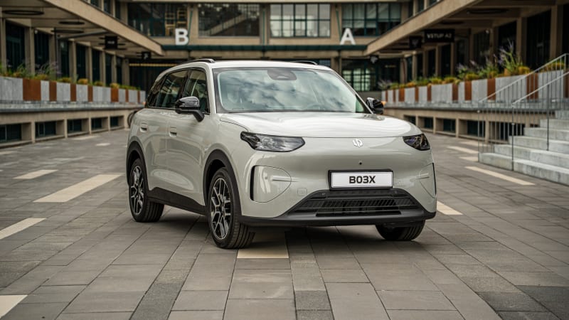 Elektromobily rostou, spalovací auta ztrácejí. Roli mohou hrát i vysoké ceny paliva