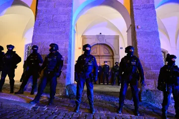Lidé protestovali proti záměru zrušit poplatky, skupina chtěla vniknout do sněmovny