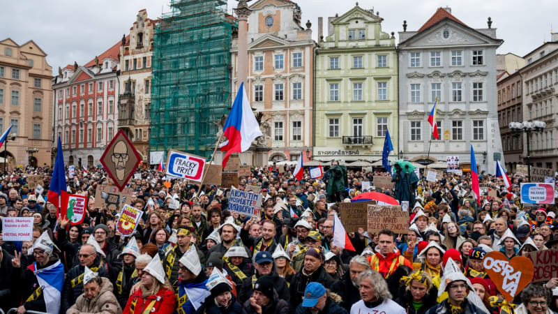 Tisíce lidí protestují proti zrušení koncesionářských poplatků. Zaplnili Staroměstské náměstí