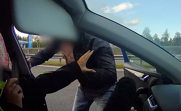 VIDEA TÝDNE: Napadení řidičky na D6, výkřiky o menopauze a kuriózní smrt kněze