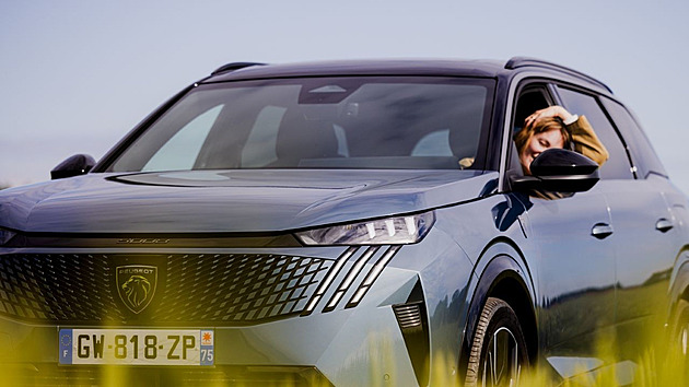Hybridní Peugeot 5008 láká na akční cenu i zimní pneu zdarma